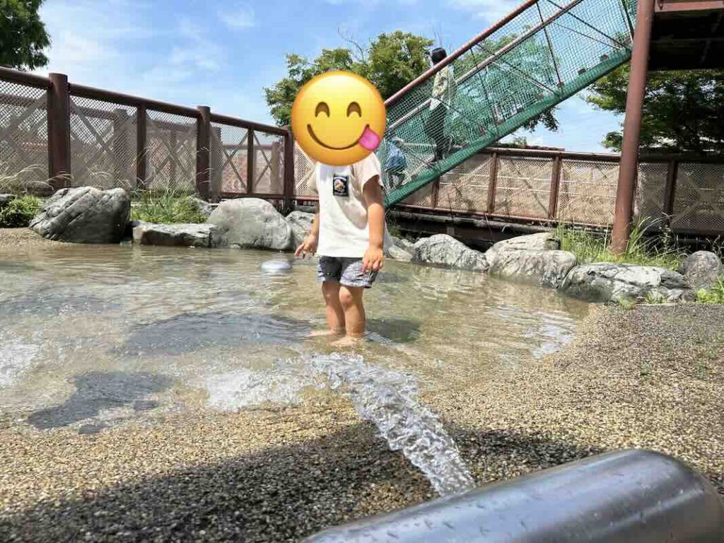 木製大型遊具で水遊び