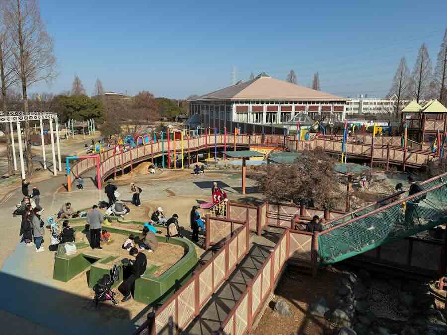 戸田川緑地公園　木製大型遊具