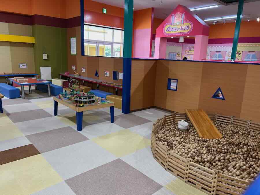 南知多ビーチランド＆おもちゃ王国　入り口　ママごとハウス　メルちゃんのおうち　プラレール　木