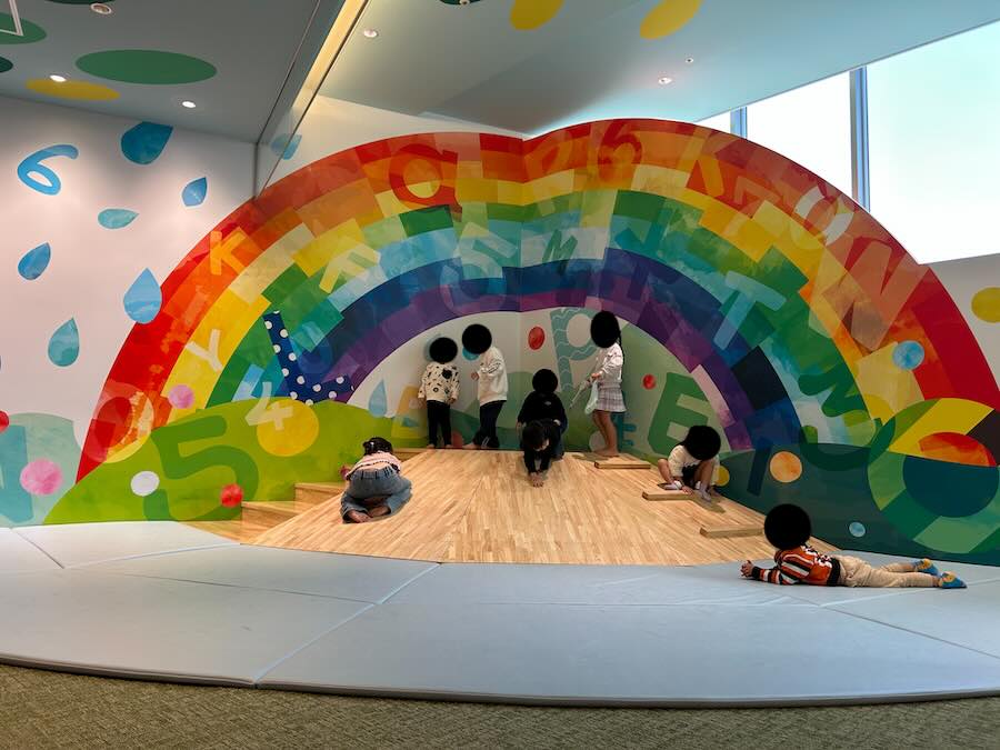 ららぽーとみなとアクルス　屋外遊具　室内遊び場　フードコート　木