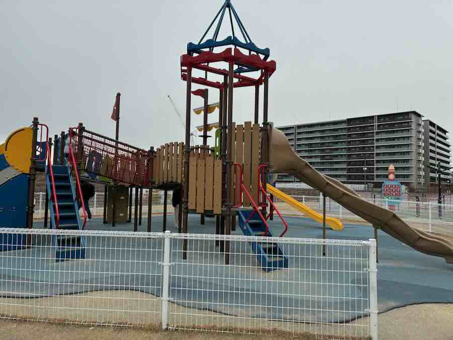 ららぽーとみなとアクルス　屋外遊具　室内遊び場　滑り台