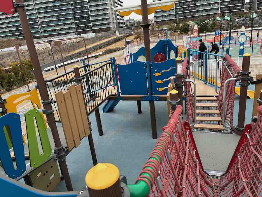 ららぽーとみなとアクルス　屋外遊具　室内遊び場　滑り台　綱渡り