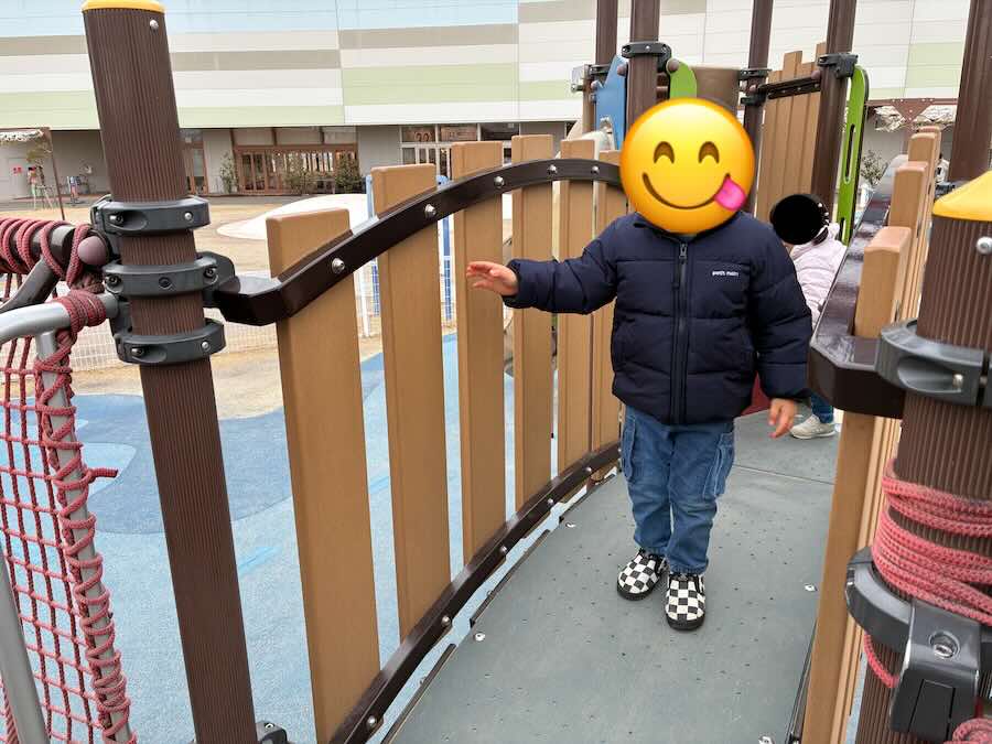 ららぽーとみなとアクルス　屋外遊具　室内遊び場　滑り台　綱渡り