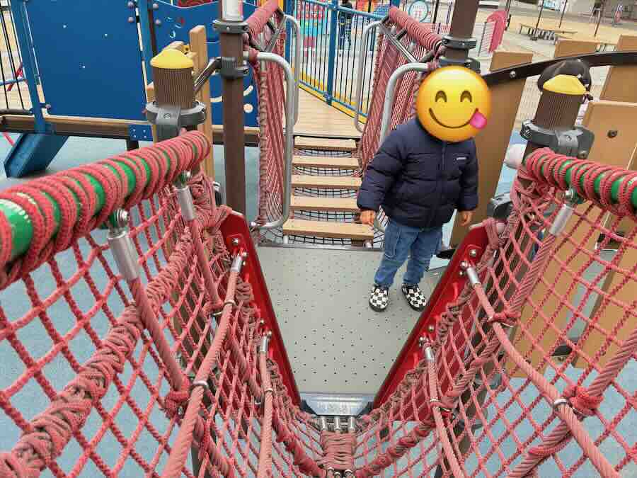 ららぽーとみなとアクルス　屋外遊具　室内遊び場　滑り台　綱渡り