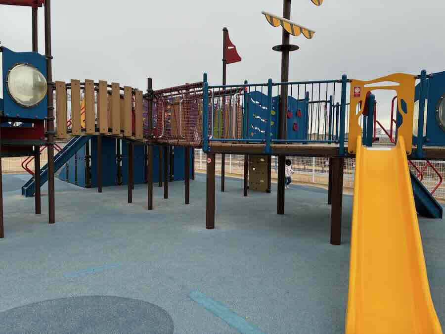 ららぽーとみなとアクルス　屋外遊具　室内遊び場　滑り台　綱渡り