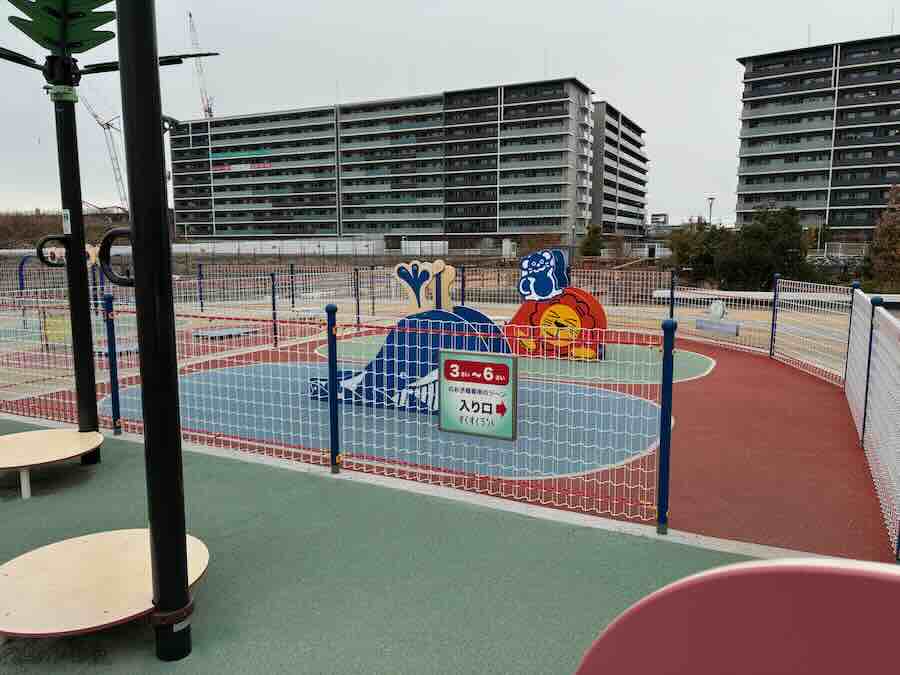 ららぽーとみなとアクルス　屋外遊具　室内遊び場　幼児エリア　滑り台