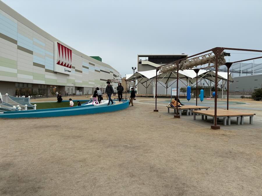 ららぽーとみなとアクルス　屋外遊具　室内遊び場　幼児エリア　ベンチ