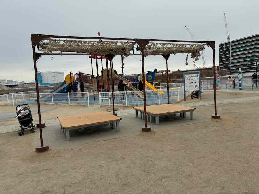 ららぽーとみなとアクルス　屋外遊具　室内遊び場　幼児エリア　ベンチ