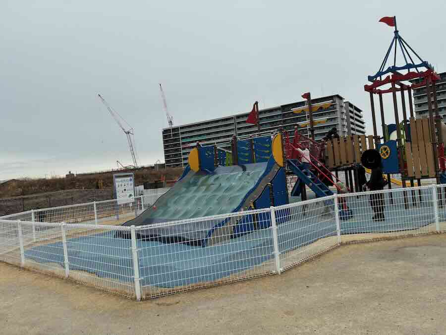 ららぽーとみなとアクルス　屋外遊具　室内遊び場　滑り台