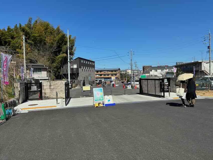 しだれ梅園　しだれ梅祭り　デラファーム　deraファーム　動物ふれあい　トイレ　牛　ひよこ